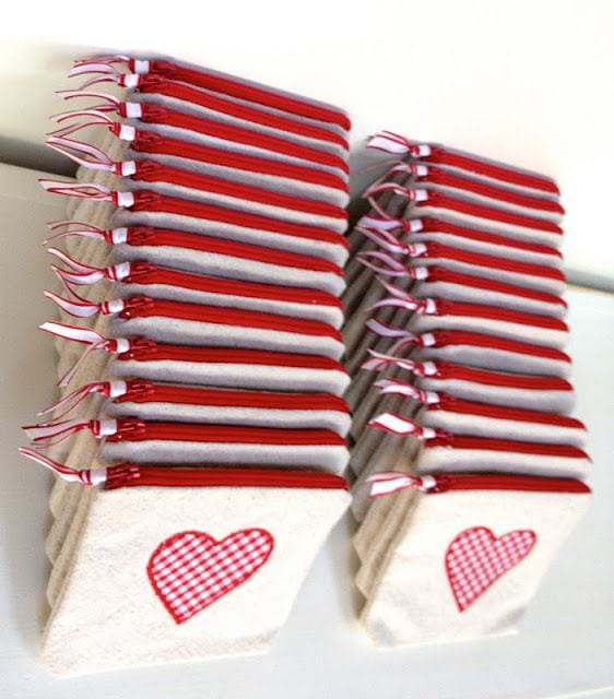 DIY canvas goody bags with zipper and heart for Valentine's Day