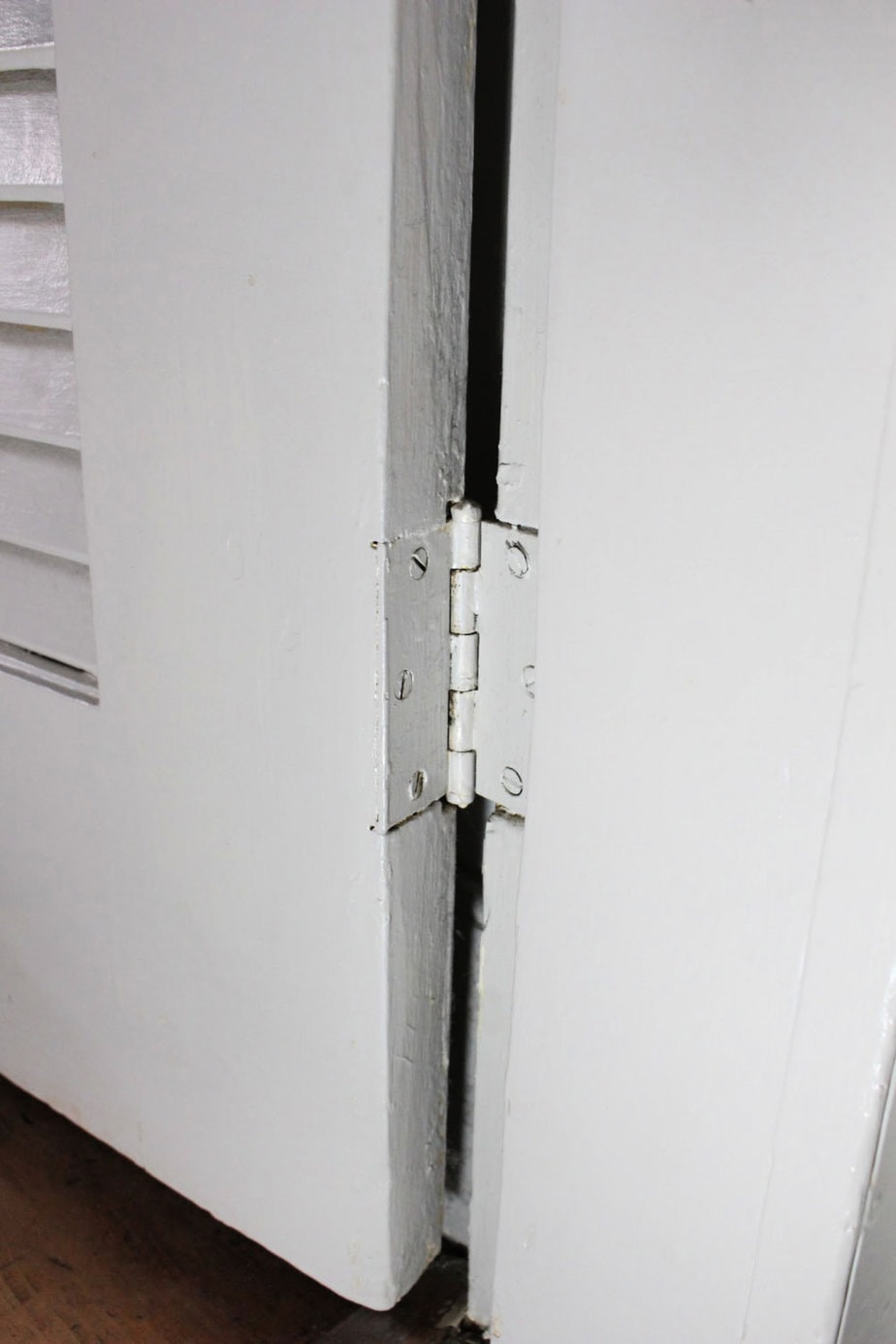 painted hinge on door