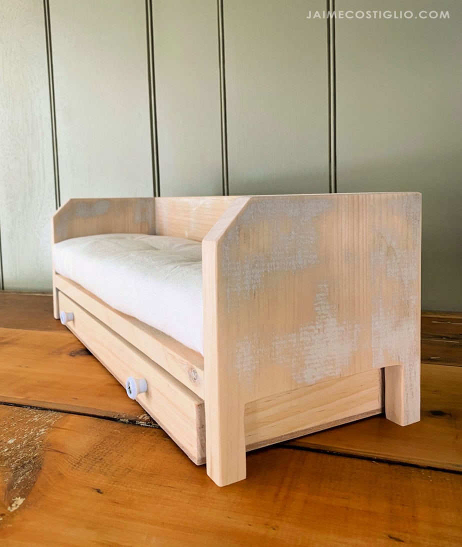 trundle bed tucked under day bed